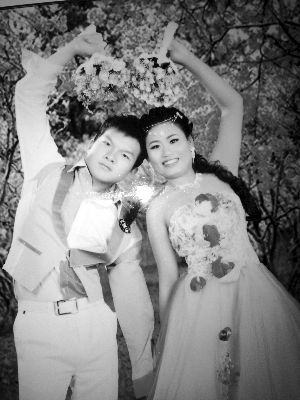 結(jié)婚照中的阿妮笑容燦爛，現(xiàn)實(shí)中，這對“跨國速成夫妻”還處在并不愉快的磨合過程中 本版均為資料圖片