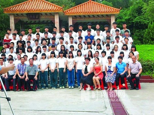 畢業(yè)照中間留出四個空位。