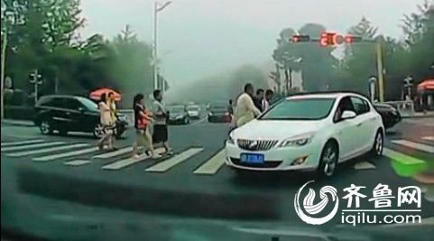 司機(jī)在斑馬線毆打老人遭曝光 爆料人號(hào)召聲討