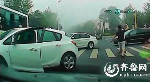 司機(jī)在斑馬線毆打老人遭曝光 爆料人號(hào)召聲討