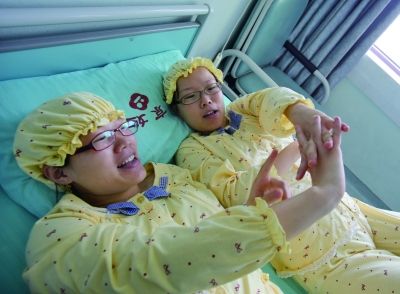 生完寶寶后姐妹倆在床上聊天。