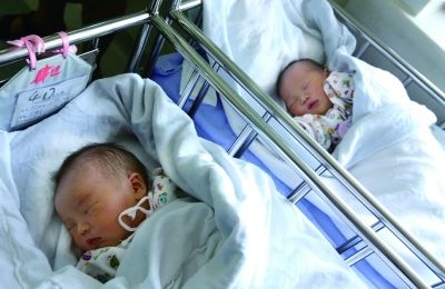 同一天出生的兩個(gè)寶寶，長的也很像。（左為男弟弟，右為女姐姐）