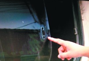 小偷“火攻”一夜盜竊車內(nèi)導航儀 停車場不管賠