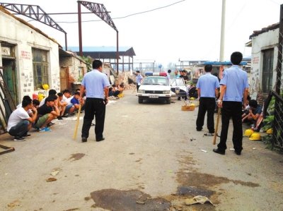 民警繳獲木棍。 讀者供圖