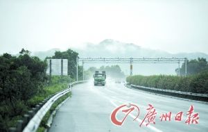 　當(dāng)天事故發(fā)生的現(xiàn)場(chǎng)處于一個(gè)彎道，很多司機(jī)反映說(shuō)來(lái)不及減速。