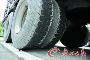 涉嫌碾過(guò)尸體的大貨車。