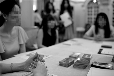 6月30日，中國(guó)企業(yè)家單身俱樂(lè)部在北京舉行富豪相親海選活動(dòng)，“考官”通過(guò)玩塔羅牌考察面試者的心理狀態(tài)。新京報(bào)記者 吳江 攝