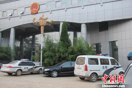 泊頭市人民法院院內(nèi)仍停有無牌制式警車，涉事人員與記者沖突地點僅距法院不足50米。穆玉良 攝