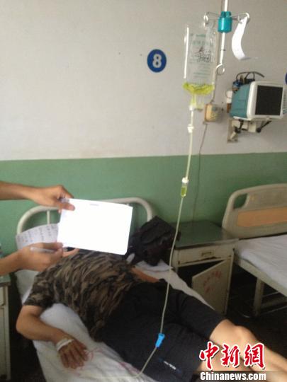 　被毆打記者正在當(dāng)?shù)蒯t(yī)院接受治療，診斷顯示為腹股溝軟組織挫傷。穆玉良 攝