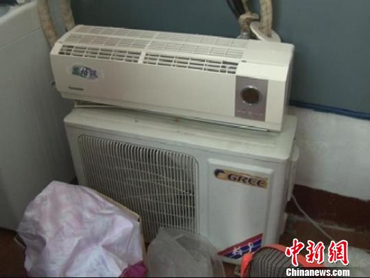 民警從嫌疑人家中搜到空調(diào)等生活用品。 拾冠之 攝