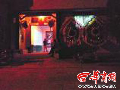 昨晚8時許，老人的大兒子的家正在辦喪事，屋外擺放著花圈 本報(bào)記者張超攝