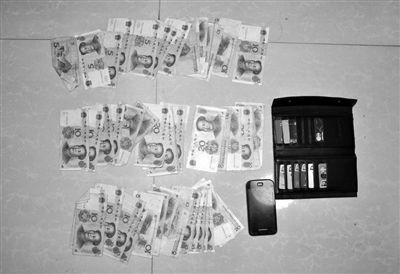 警方從搶劫嫌疑人處起獲的贓款和發(fā)令槍、子彈。警方供圖