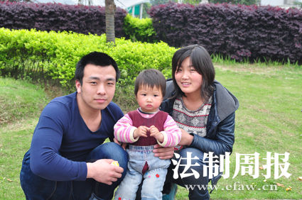 重獲自由后，張艷勝一家三口在一起