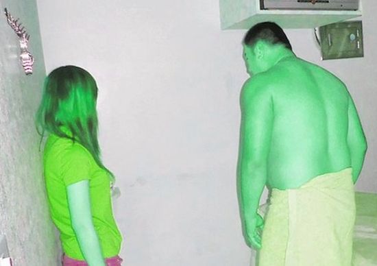 高雄黃姓男子(右)懷疑女友在“喇叭店”兼差，前往調(diào)查順便消費時被警方逮個正著。(圖／東森新聞)