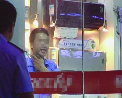 打劫男把玻璃片抵在脖子上，與民警對峙