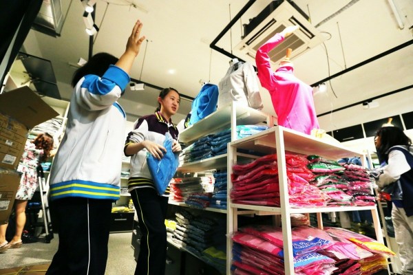 　9月12日，北京，十一學校在推出三大類、超過40款“最潮”校服，吸引學生搶購。