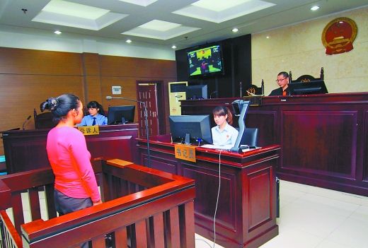    9月29日，萬州區(qū)人民法院，被告王桂娟（化名）在庭審現(xiàn)場。 重慶晨報記者 胡杰 實習(xí)生 黃敬坤 攝