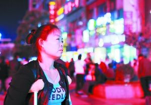 走在燈火闌珊的蘭州街頭，史女士迷茫無助。