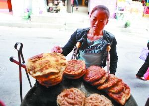 手頭拮據(jù)，每天只能吃一頓飯。