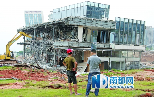 傾塌的售樓中心昨日拆除。南都記者 徐文閣 攝