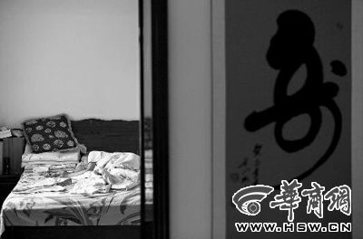 昨日，徐萬(wàn)發(fā)躺在自家床上，鼻子插著氧氣管 記者張杰攝