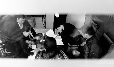 今天上午，喜隆多接待處內(nèi)，市場管理方與商戶核對租金和抵押金數(shù)目