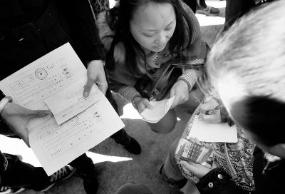 喜隆多商場接待處外面，受損商戶正拿手機計算自己能退多少錢