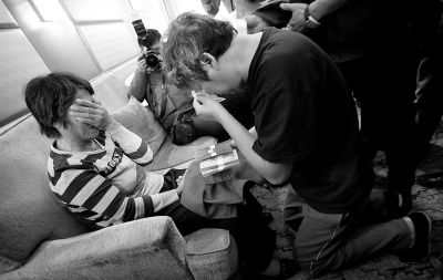 李春平跪在劉洪魁母親跟前送上捐款。談及烈士，兩人相對而泣