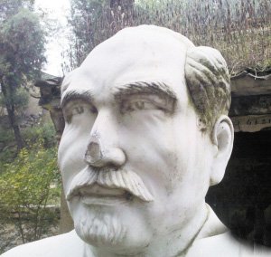 小廟前成了“塌塌鼻”的白求恩雕像。