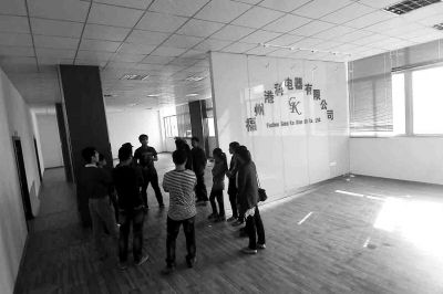 曾經(jīng)看似正規(guī)且豪華的公司，如今空空如也，只剩進門處的公司名稱還赫然在目