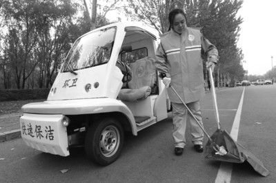 比賽之前張起超在多功能清潔車(chē)前練習(xí)動(dòng)作。