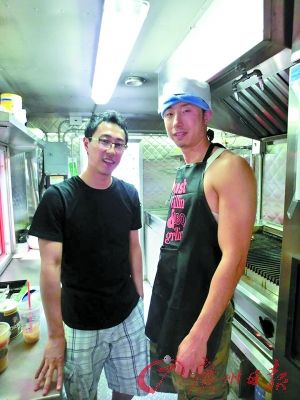 劉曉（左）和彭一在餐車內(nèi)。（受訪者提供）