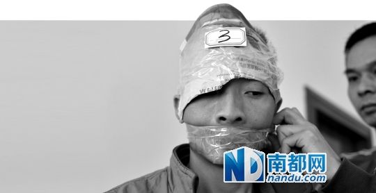 為了防止犯罪嫌疑人串供，民警用膠帶將犯罪嫌疑人的嘴封住。