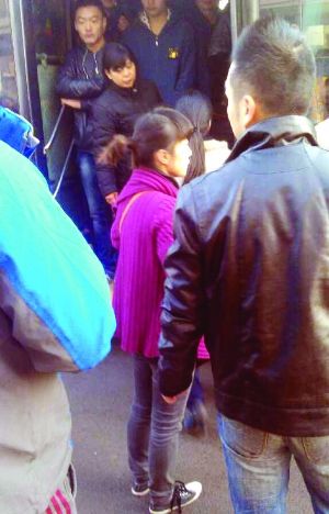 現(xiàn)場僵持不下，穿玫紅色衣服女子要車上乘客給她道歉