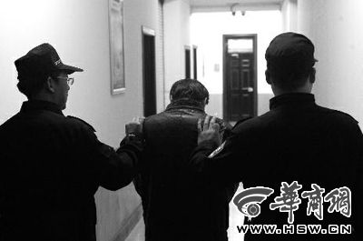 　昨日，西安市長延堡派出所，砍傷醫(yī)生的插隊患者已被警方控制 本報記者 張喆 攝