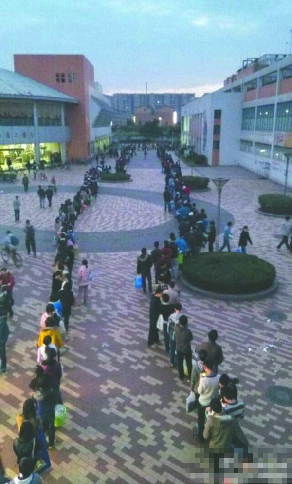 24日傍晚，川大江安校區(qū)浴室前排隊“盛況”