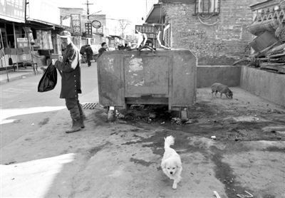 昨日，村民在通州區(qū)馬駒橋的這個(gè)垃圾箱旁，發(fā)現(xiàn)一被棄男嬰，急救人員趕到后確認(rèn)男嬰已死亡。新京報(bào)記者 黃月 攝