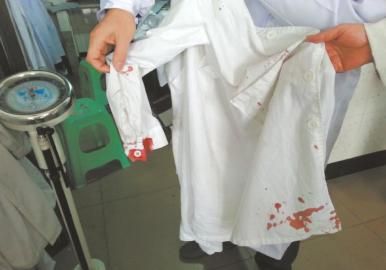 受傷醫(yī)生的衣服上血跡斑斑。