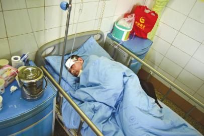 被拋棄荒野的傷者劉某在接受治療。