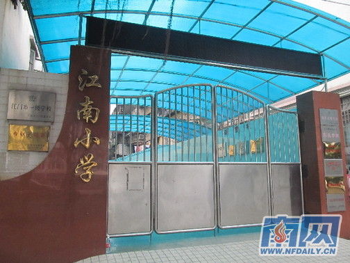 涉事學(xué)校請(qǐng)了心理專家對(duì)師生進(jìn)行輔導(dǎo)，保持學(xué)校正常教學(xué)秩序