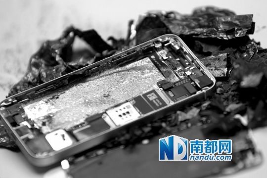 于先生的新iPhone5S手機直接“爆”廢。 南都記者劉有志攝