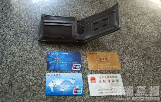 12月24日，長沙雨花區(qū)美聯(lián)天驕城，當(dāng)事人范先生展示小偷寄回的錢包、身份證和銀行卡。