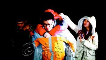 　途中女隊(duì)友小妮突發(fā)高燒，男隊(duì)員輪流背了她三個(gè)小時(shí)，直到網(wǎng)友開(kāi)車來(lái)接