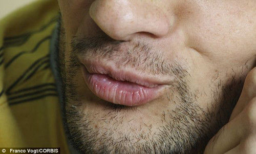 好色劫匪搶劫珠寶后親吻老板娘，留下的口水DNA成為了落網(wǎng)證據(jù)。