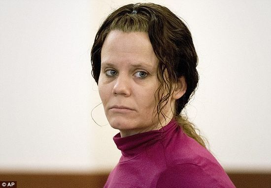 2月12日，勒死朋友并剖腹取嬰的柯里出庭受審。