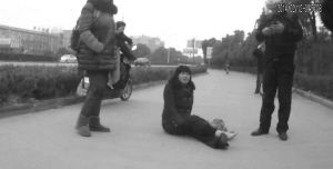 鄭大姐坐在地上，警方趕到進(jìn)行施救。（視頻截圖由警方提供）