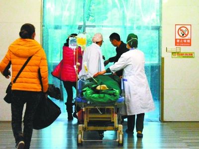 受傷女孩做完手術(shù)被送往重癥監(jiān)護室。記者楊濤 攝