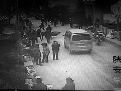 監(jiān)控錄像顯示，劉某側(cè)身行走時不慎跌倒，王某途經(jīng)此處時將其扶起（圖中畫圈處） 通訊員 何春地 攝