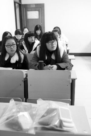 在限時斷網(wǎng)前，江大已有發(fā)起拒絕手機低頭族活動，圖為設立了手機暫存袋的課堂 吳奕 攝