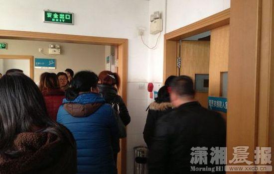 ICU搶救室前家屬。圖|瀟湘晨報記者 陳斌